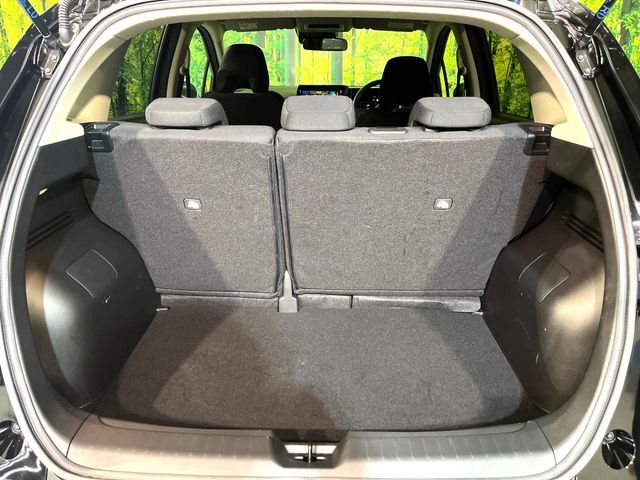 積み下ろしのしやすいデッキにはたっぷりと荷物を積み込んでいただけます。遊びから仕事まで、様々なシーンで頼れます♪