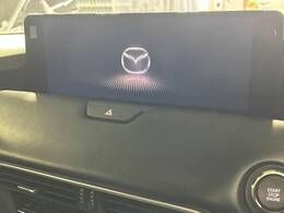 【12.3インチマツダコネクト】車内の雰囲気にマッチした大型ディスプレイ。スマホ接続でのナビ使用やBluetooth再生等、様々な機能が楽しめます。直感的なダイヤル操作が可能で、使い勝手も良好です。