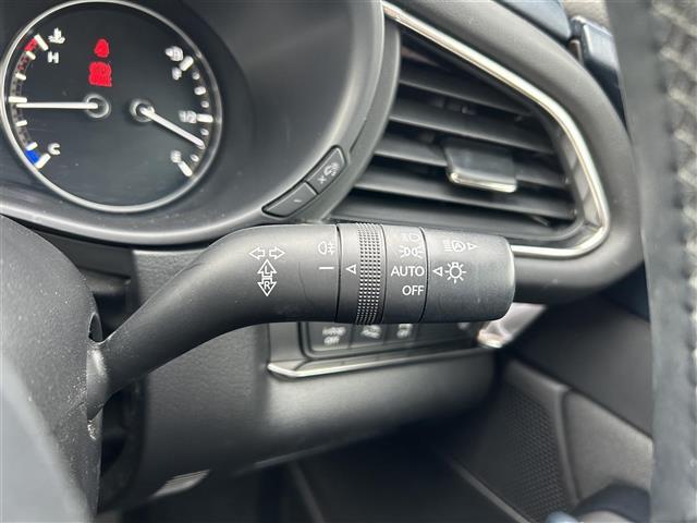 【オートライト（AUTO）】外の明るさをシステムが感知して、自動でヘッドライトが点灯します！ヘッドライトをつけ忘れを防ぐ便利機能です。