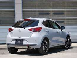 マツダが追い求めた「魂動デザイン」が息づくMAZDA2。研ぎ澄まされたフォルムは、まるで生命が宿ったかのよう。繊細な光の移ろいが、所有する喜びと誇りをもたらします。