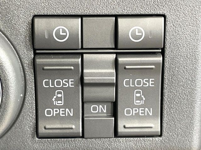 【両側パワースライドドア】スマートキーや運転席のスイッチで後席両側スライドドアの開閉が可能♪電動だから力を入れてドアを開ける必要が無く、小さなお子様でも簡単に開け閉めでき快適です♪