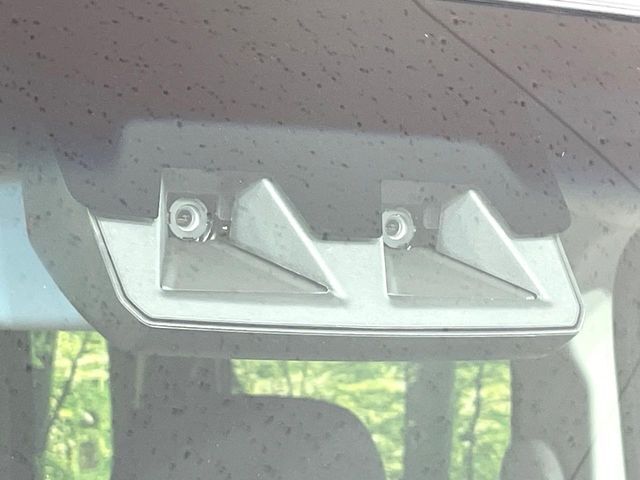 【スマートアシスト】走行中に前方の車両等を認識し、衝突しそうな時は警報とブレーキで衝突回避と被害軽減をアシスト。より安全にドライブをお楽しみいただけます。