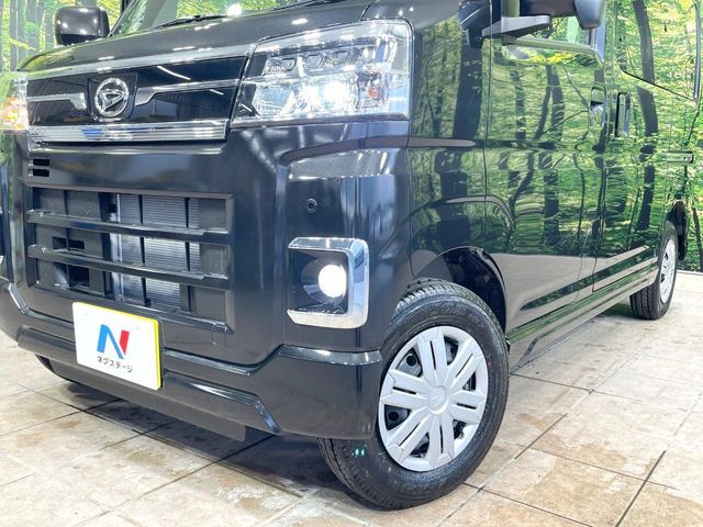 【LEDヘッドライト】悪天候や夜間走行時も良好な視界を確保し安心して運転できる高輝度LEDヘッドライトを装備！点灯速度が早く、消費電力も抑えられています。