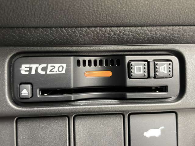 【ETC】有料道路を利用する際に料金所で停止することなく通過できる、ETC車載器（ノンストップ自動料金収受システム機器）が装備されています。セットアップを行うことで利用可能になります。