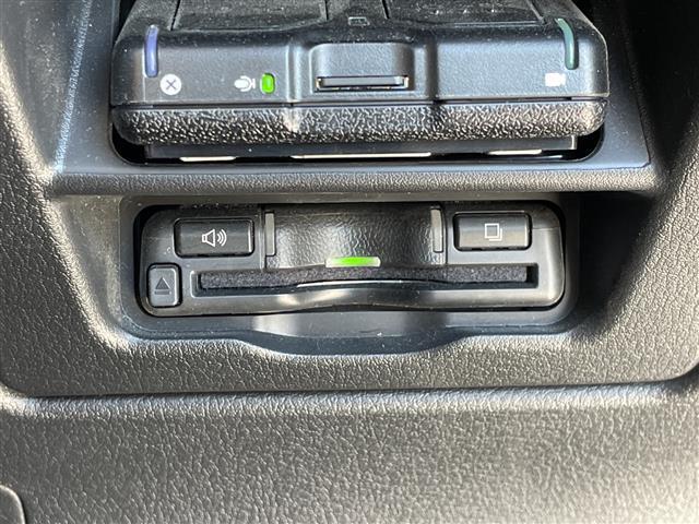 【ETC】有料道路を利用する際に料金所で停止することなく通過できる、ETC車載器（ノンストップ自動料金収受システム機器）が装備されています。セットアップを行うことで利用可能になります。