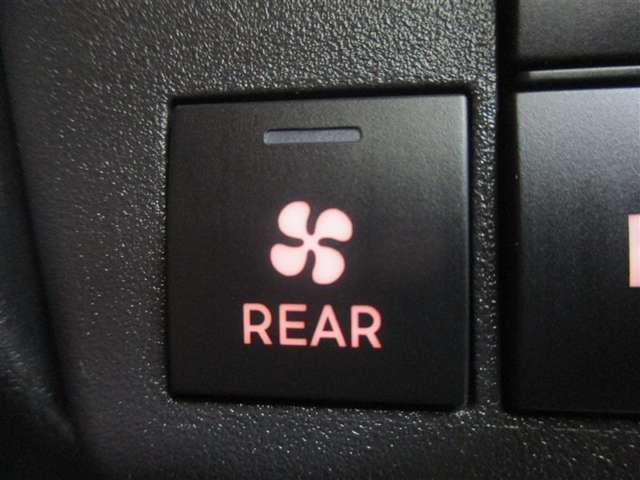 車内の後方部分を暖房することができます