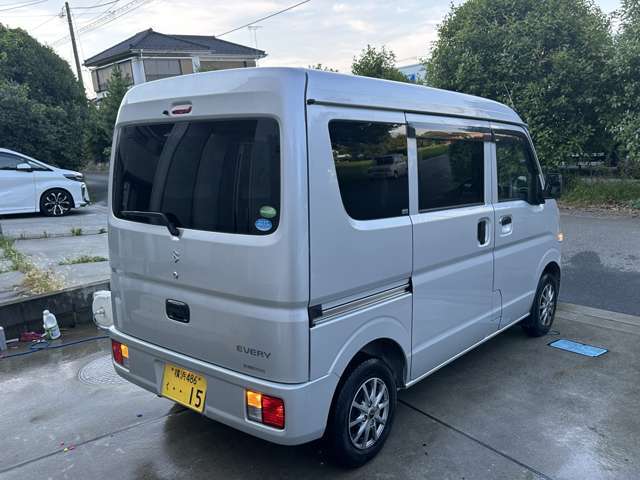 納車前に内装・外装を綺麗に磨きます。