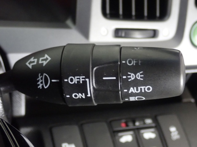 【オートライト】オートライトコントロールスイッチが装備されています　周囲の明るさに応じて自動でヘッドライトの点灯・消灯を行います。ものすごく便利です♪