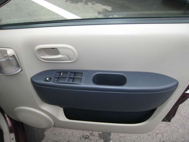 運転席側ドア部小物収納できます。