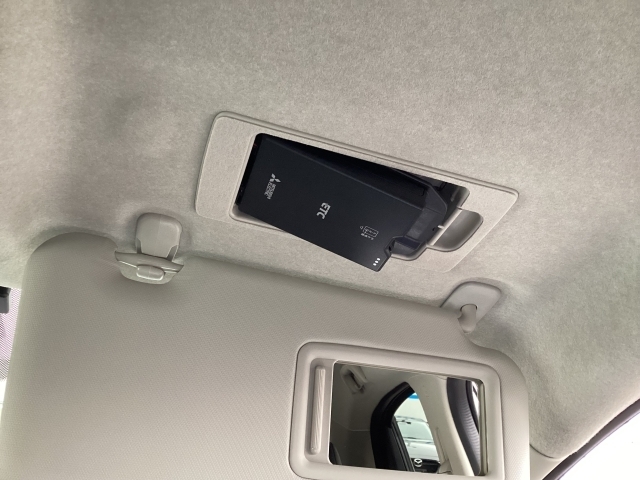純正スマートインETCも装着済み！ETCをご利用の場合は再セットアップ費用￥3,300ーが別途必要となります。車載器はサンバイザーの後ろにスマートに収納☆カードの出し入れも簡単です☆
