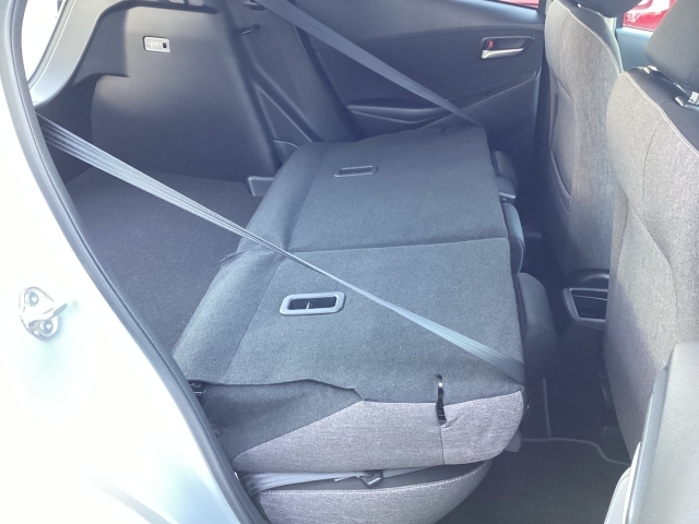 6：4分割可倒式シートを倒せば荷室も広く使用できます！