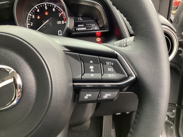 レーダークルーズコントロール(MRCC)が装着されてます！センサーが先行車を検知することで、設定した速度での定速走行や車間距離を一定に保ちながら追従走行ができますので高速道路では疲労軽減に役立ちます♪