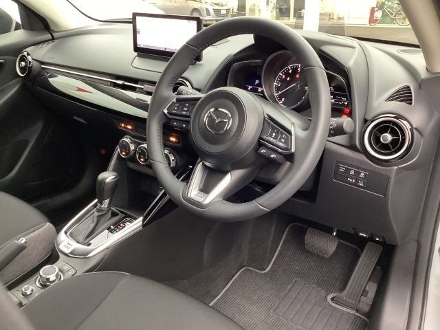 人間中心でシンプルなインパネデザイン☆　運転に集中しながら必要な情報を直感的に確認しやすくしています！　スポーティなインパネは『大人のゆとり』を感じさせる力強さと上質な洗練された空間です☆