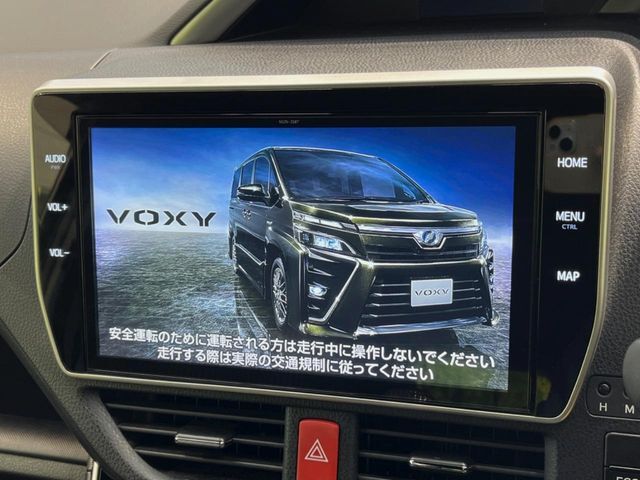 【純正ナビ】人気の純正ナビを装備しております。ナビの使いやすさはもちろん、オーディオ機能も充実！キャンプや旅行はもちろん、通勤や買い物など普段のドライブも楽しくなるはず♪