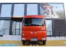 株式会社Stage21　『ResortDuo CAFE LATTE II』空調や走行充電器やテーブルがついてます。