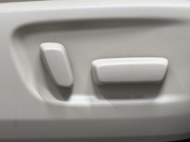 電動パワーシートはボタン一つで細やかな調節が可能ですよ。　意外に力が要るシートの移動もラクラク、思い通りのポジションが見つかります。