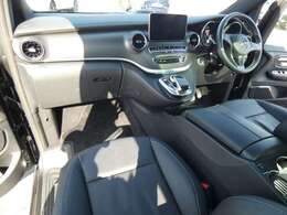 Vクラス特有の使用感はとても少なく心地よい禁煙車輌に便利な7人乗り＆余裕のロングボディ！！　高級感漂うブラックレザーインテリアに開放感有るパノラミックスライディングルーフ