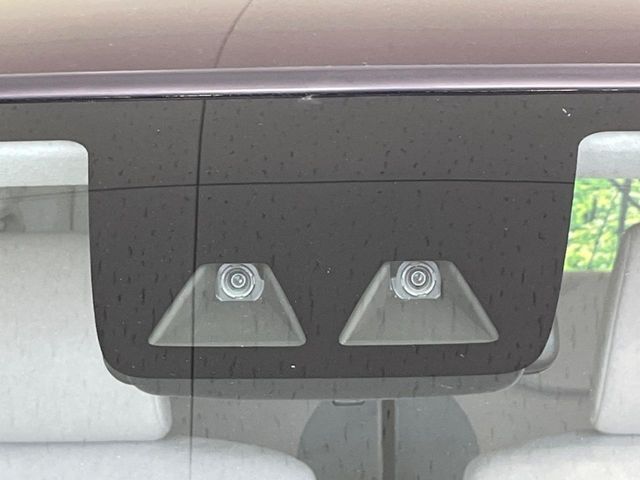 【スマートアシスト】走行中に前方の車両等を認識し、衝突しそうな時は警報とブレーキで衝突回避と被害軽減をアシスト。より安全にドライブをお楽しみいただけます。