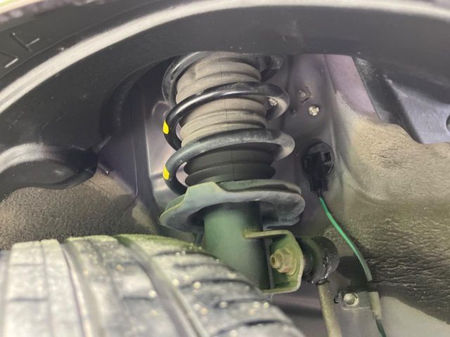 お車を安心してお乗りいただく為には、足回りの定期点検が欠かせません。サービスサポート（有償保証）では無料点検もご提供しており、安心のカーライフをお過ごしいただけるサポート体制が整っています。