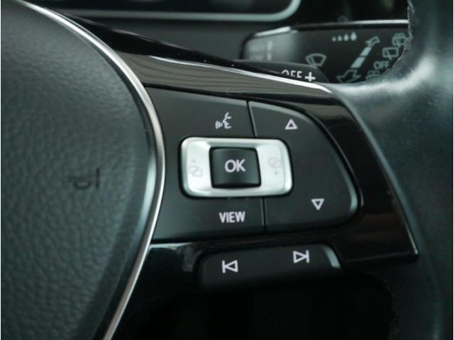 オーディオ機能やデジタルメーターなどステアリングから手を離さずに操作でき、快適なドライビングをサポートします。（パドルシフト付き）