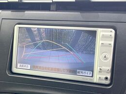 【バックカメラ】駐車時に後方がリアルタイム映像で確認できます。大型商業施設や立体駐車場での駐車時や、夜間のバック時に大活躍！運転スキルに関わらず、今や必須となった装備のひとつです！