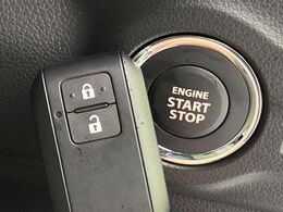 【キーレススタートシステム】カバンやポケットに入れたままでもドアの施錠・解錠が可能なスマートキーを装備。エンジンのオン・オフ時もカギを取り出す必要が無いからとっても便利です♪
