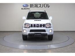 一目でジムニーとわかるボクシーなデザイン。