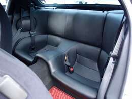 人気のRX-7最終6型モデルの入庫！実走行64，000kmと少なく、BBS17AW、HKSマフラー、純正エアロなど充実装備の一台。エアコンも正常に作動し外装には補修が必要な傷なども御座いません