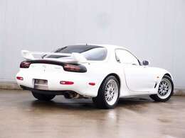 人気のRX-7最終6型モデルの入庫！実走行64，000kmと少なく、BBS17AW、HKSマフラー、純正エアロなど充実装備の一台。エアコンも正常に作動し外装には補修が必要な傷なども御座いません