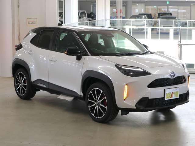 雨が降ってもゆったりと車選びができる全天候型立体展示場！エスカレーター完備！