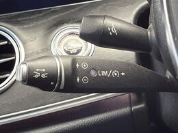 ●ディストロニックプラス：都市、郊外、高速道路などの走行時に、ステレオマルチパーパスカメラとレーダーセンサーにより、前走車を認識して速度に応じた車間距離を維持する次世代のクルコン！