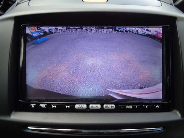 バックカメラがついて後方確認が簡単にできます☆苦手としている車庫入れ等も安心して出来ますね♪凄く需要の高い装備ですので、最初から付いていれば言う事なしですよね♪