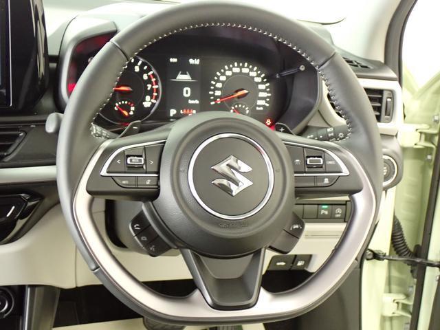 レーシングカーにも使用される　D型のステアリングホイール。　本革巻きで車内に高級感をプラスします。