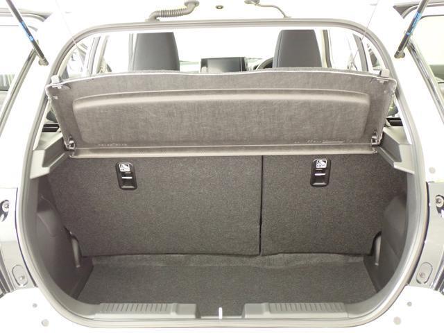 ラゲッジシェルフを標準装備しています。車外からの視線を遮り、プライバシーを守ります。
