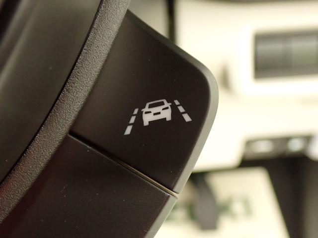 「車線逸脱抑制機能」を搭載しています。車線をはみ出しそうになると、ドライバーにステアリング操作を促し、車両を車線の内側に戻すよう支援します。