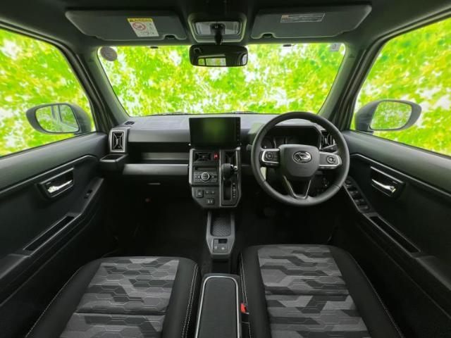 WECARSの展示場では実際に見て、触ってお車をお選びいただけます！知識の豊富な営業スタッフが様々なカーライフをご提案いたします！