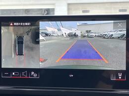サラウンドビューカメラ『車両の4つのカメラから得た映像を合成し、上空から眺めているような映像をモニターに映し出します。車両周辺の歩行者や障害物などの発見に役立ちます。』