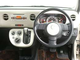 【徹底洗浄クリーニング実施済】運転席からの視界はこんな感じです☆お気軽にご来店いただき、実際に座って是非お確かめください。ドライバーに寄り添う快適な操作フィールをもたらすステアリングです。