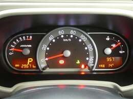 各操作スイッチは使いやすい位置に配置され、とっても見やすいメーターです。夜間時はラグジュアリーな気分にさせてくれる照明が魅力ですので、夜のドライブも楽しみになりますよ♪