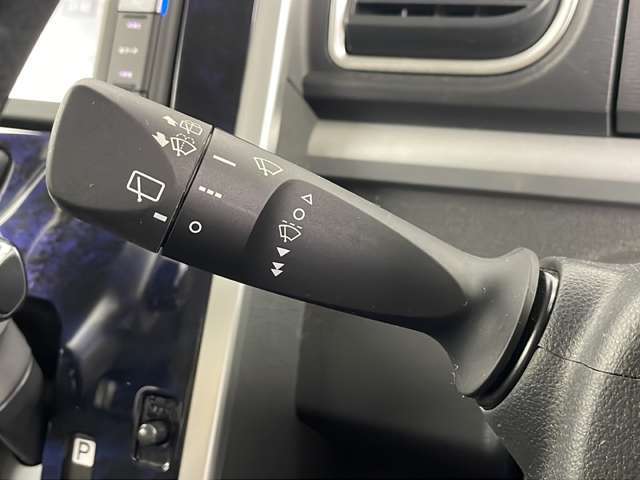 【運転席操作部】『運転席周辺の装備』の画像になります。快適なドライブを楽しむための機能が装備されています！運転席から触れるので使いやすいです！