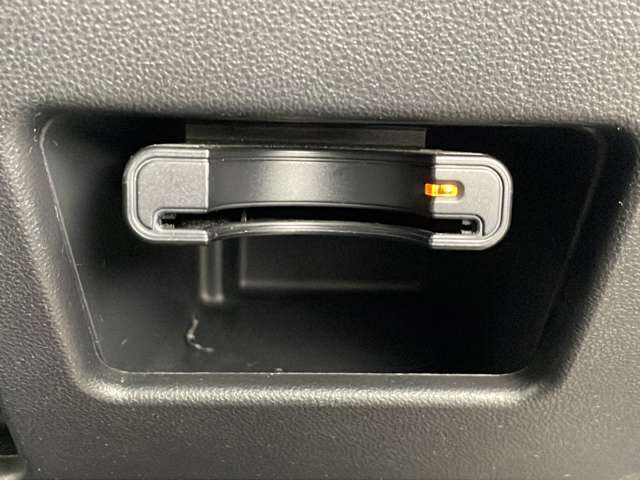 【ETC】有料道路を利用する際に料金所で停止することなく通過できる、ETC車載器（ノンストップ自動料金収受システム機器）が装備されています。セットアップを行うことで利用可能になります。