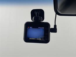 【ドライブレコーダー】映像・音声などの運転中の記録を残します。事故などを起こした起こされた時の証拠になりえますので、もしも時でも安心ですね。