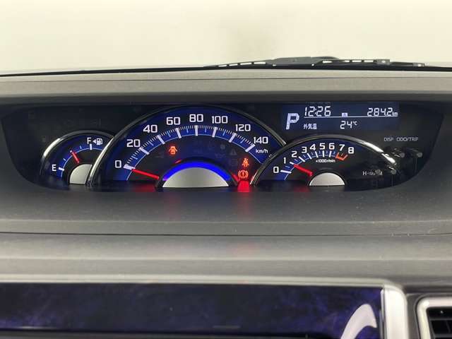 【スピードメーター】『スピードメーター』の画像になります。メーターがシンプルで見やすく運転しやすいですね！