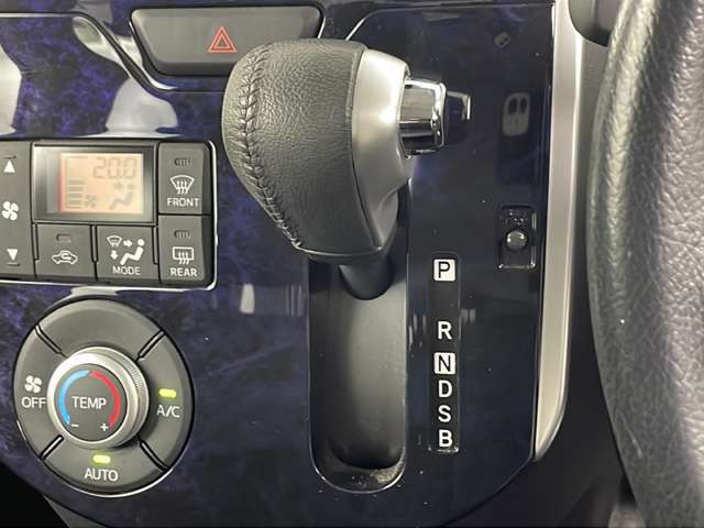 【シフトレバー】『シフトレバー』の画像になります。写真の内容に関してご不明点、ご質問等がございましたらお気軽にガリバー店舗までお問い合わせください。