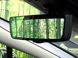【デジタルインナーミラー】後席の大きな荷物や同乗者で後方が確認しづらい時でも安心！カメラが撮影した車両後方の映像をルームミラー内に表示。クリアな視界で状況の確認が可能です！
