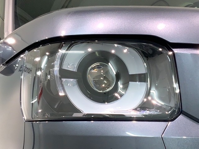 LEDヘッドライトは、点灯の瞬間から最大光量を発揮し、突然暗くなるトンネルなどでの安定感を高めます。