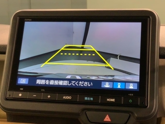 リバースギアに入れるだけで後方の表示へ切り替わります。夜間や雨の日の駐車も楽になりますよ。