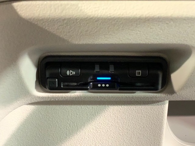 いまや快適なカーライフに欠かせないETCが付いています。