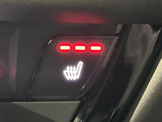 【シートヒーター】寒い日に重宝するシートヒーター！エアコンより早く温まってくれるので寒がりの人も安心ですね♪エアコンの温風は乾燥するから苦手、という方にもをおすすめです。