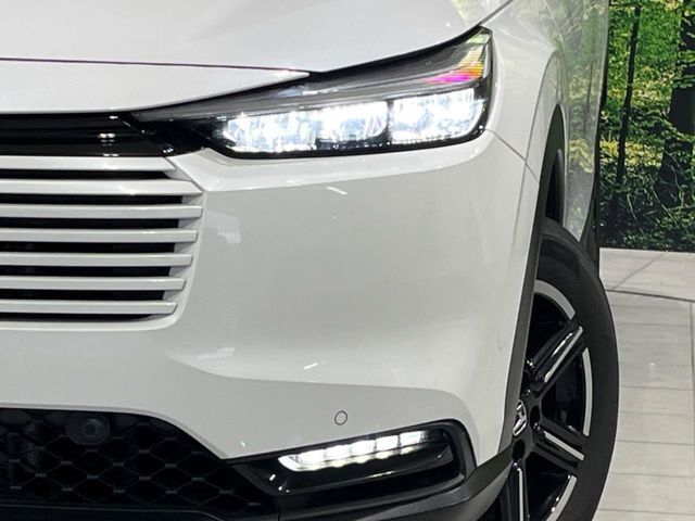 【LEDヘッドライト】悪天候や夜間走行時も良好な視界を確保し安心して運転できる高輝度LEDヘッドライトを装備！点灯速度が早く、消費電力も抑えられています。